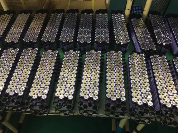 24V 48V Aluminum Case Silver Fish Seat Tube Ebike Rechargeable Battery Replacement Battery E-Bike Battery 36V 12ah 432wh Silverfish Ebike 4 Pin with Charger